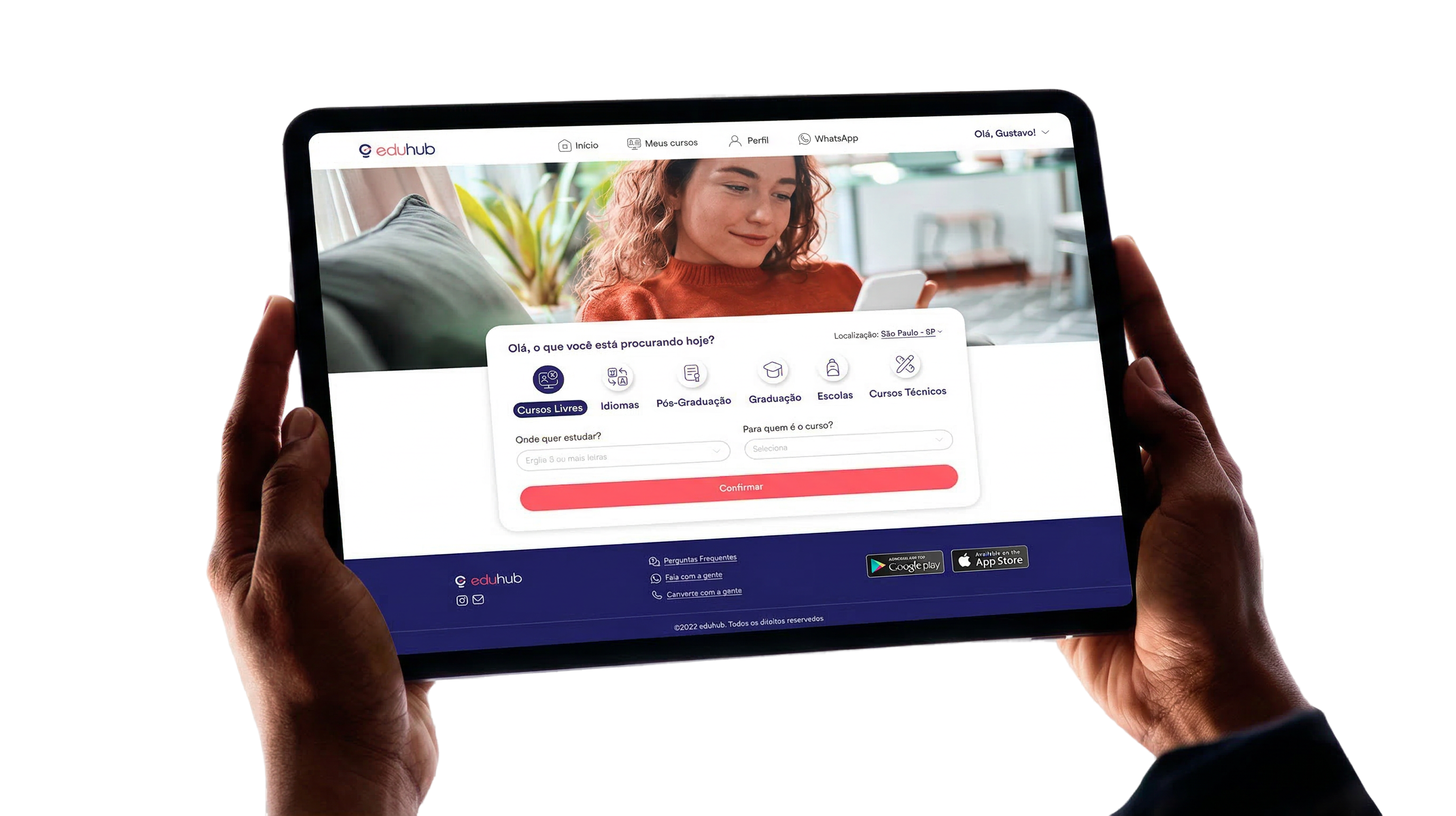 Colaborador usando a plataforma eduhub em um notebook